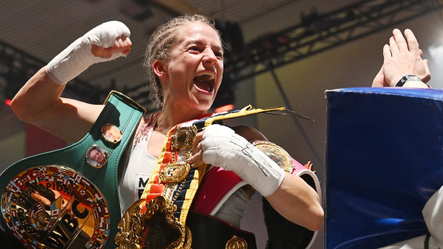 Tina Rupprecht hält als erste deutsche Profi-Boxerin die drei Weltmeistertitel der Verbände WBC, WBO und WBA.