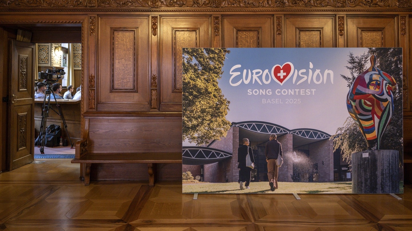 Ein Plakat mit dem Logo des Eurovision Song Contest (ESC) steht im Rathaus, während die Pressekonferenz zur Austragung des ESC 2025 stattfindet. Der ESC 2025 wird in Basel stattfinden.