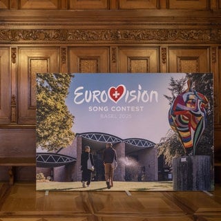 Ein Plakat mit dem Logo des Eurovision Song Contest (ESC) steht im Rathaus, während die Pressekonferenz zur Austragung des ESC 2025 stattfindet. Der ESC 2025 wird in Basel stattfinden.