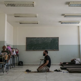 Ein libanesisch-schiitischer Mann, der mit seiner Familie aus dem südlibanesischen Dorf Schabiya geflohen ist, betet, nachdem er sicher in einer Schule in Beirut angekommen ist. Nach den zunehmenden israelischen Angriffen flohen Tausende von Familien aus dem Südlibanon in Gebiete in der Hauptstadt Beirut und auf dem Libanonberg.