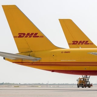 Ein Frachtflugzeug von DHL auf dem Flughafen LeipzigHalle (Symbolbild) - In Litauen ist ein DHL-Flugzeug abgestürzt.