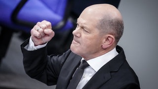 Bundeskanzler Olaf Scholz (SPD) spricht im Bundestag.