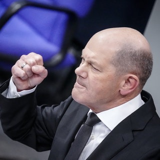 Bundeskanzler Olaf Scholz (SPD) spricht im Bundestag.