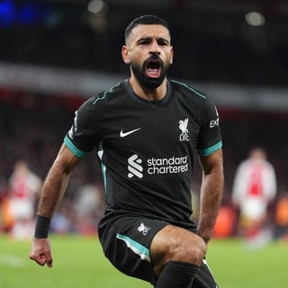 Premier League, England, FC Arsenal - FC Liverpool, 9. Spieltag. Mohamed Salah (l) von Liverpool feiert seinen Treffer zum 2:2.