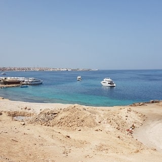 Symbolbild: Boot mit Touristen vor dem Badestrand in Hurghada. In Ägypten ist ein Boot für Taucher-Ausflüge mit 45 Menschen gesunken.