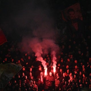 Champions League: Roter Stern Belgrad gegen VfB Stuttgart. Pyrotechnik wird im Belgrad-Block gezündet.