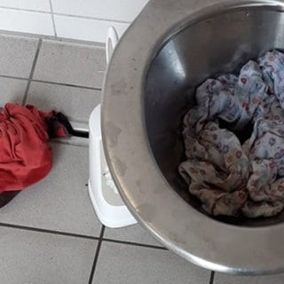 Öffentliche Toilette in Alzey mit Kleidungsstücken verstopft.