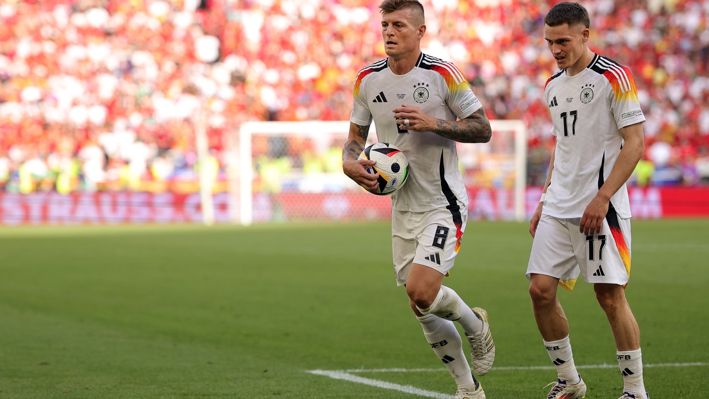 UEFA Euro 2024, Spanien - Deutschland, Viertelfinale: Deutschlands Spieler Toni Kroos (l) und Florian Wirtz bereiten sich auf einen Eckball vor.