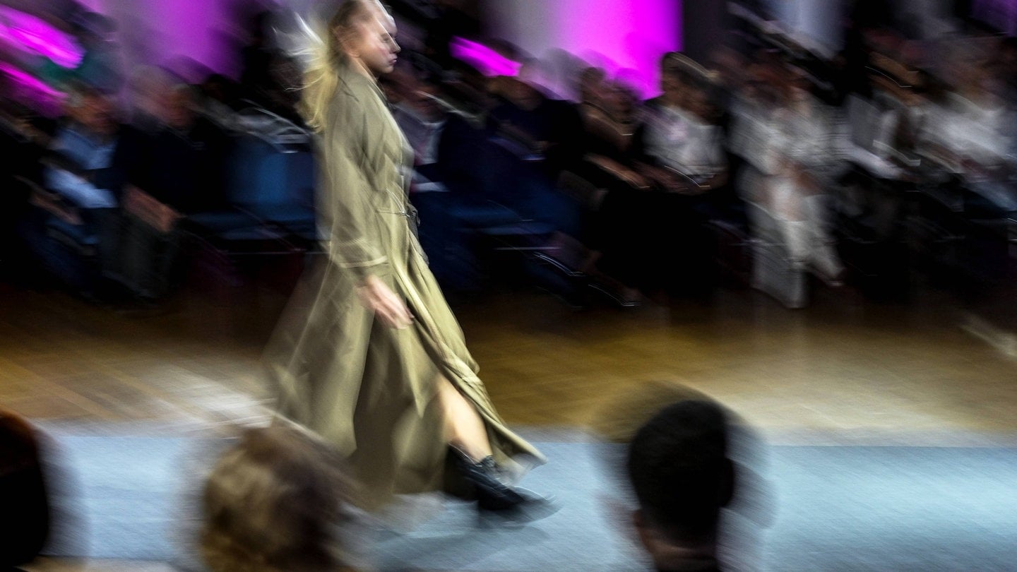 Ein Model auf dem Laufsteg (Symbolbild) - Londoner Fashion Week verbietet exotische Tierhäute