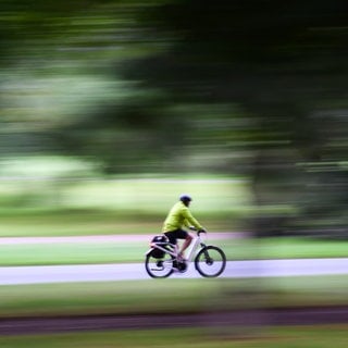 SYMBOLBILD - Trier. Die Radlerinnen und Radler der VOR TOUR der Hoffnung haben in diesem Jahr ein Rekordergebnis eingefahren. Nach Angaben der Veranstalter kamen 750.000 Euro zusammen.