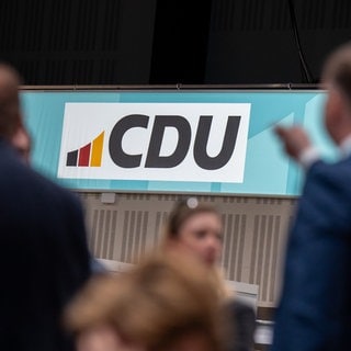 Archiv: Ein CDU-Logo bei einem CDU-Bundesparteitag. 