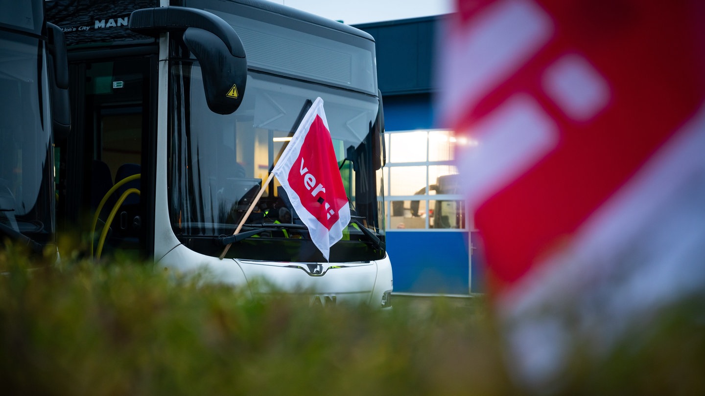 In einigen Regionen Baden-Württembergs wird es Anfang der Woche wieder Warnstreiks im ÖPNV geben. Bei Bus und Bahn kann es in BW also zu Problemen kommen.