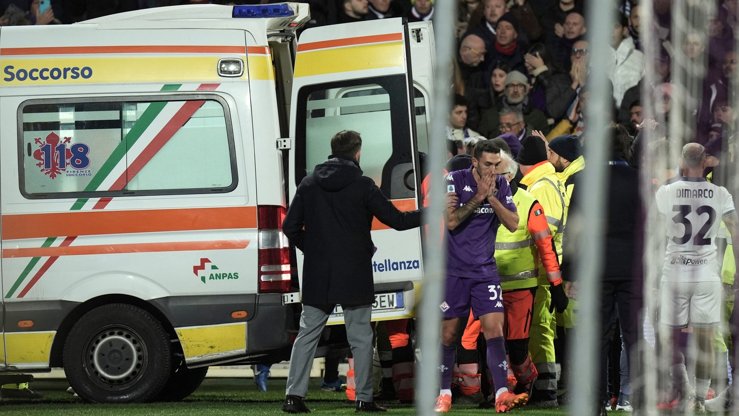 Ein Krankenwagen steht am Spielfeld, während Edoardo Bove von Fiorentina während des Serie-A-Fußballspiels zwischen AC Florenz und Inter Mailand im Artemio-Franchi-Stadion in Florenz, von Spielern umringt wird.