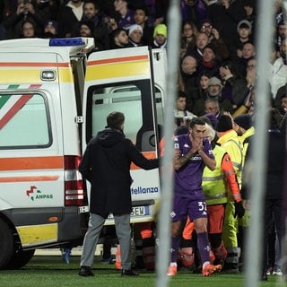 Ein Krankenwagen steht am Spielfeld, während Edoardo Bove von Fiorentina während des Serie-A-Fußballspiels zwischen AC Florenz und Inter Mailand im Artemio-Franchi-Stadion in Florenz, von Spielern umringt wird.