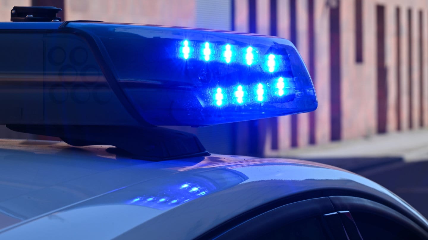 Einem 14-Jährigen in Neu-Ulm wird einiges vorgeworfen, unter anderem Fahrerflucht. Er soll mit einem geklauten Auto einen Unfall gebaut haben - dann gabs eine Verfolgungsjagd mit der Polizei.