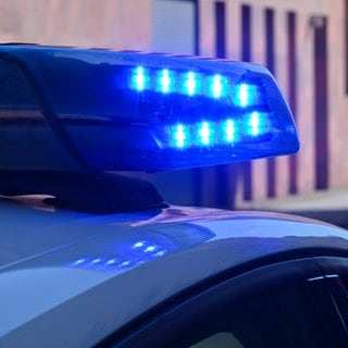 Einem 14-Jährigen in Neu-Ulm wird einiges vorgeworfen, unter anderem Fahrerflucht. Er soll mit einem geklauten Auto einen Unfall gebaut haben - dann gabs eine Verfolgungsjagd mit der Polizei.