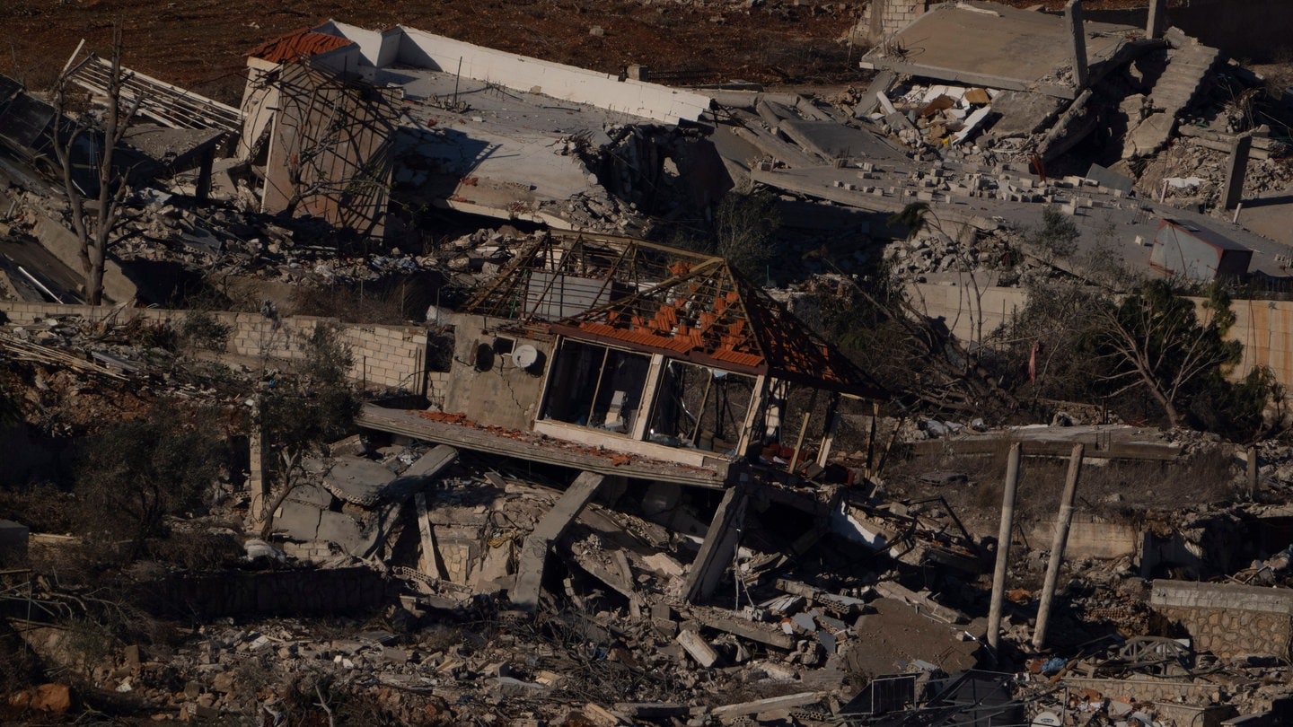 Zerstörte Gebäude in einem Gebiet des Dorfes Odaisseh im Südlibanon, das an der israelisch-libanesischen Grenze liegt, von Nordisrael aus gesehen am Sonntag, 1. Dezember 2024.