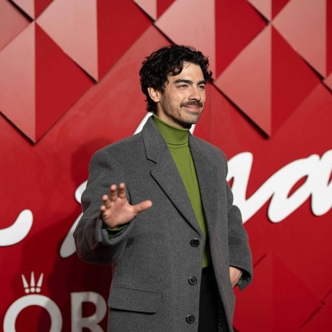 Joe Jonas mit Schnurrbart bei den British Fashion Awards 2024