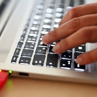 Eine Laptoptastatur wird bedient. Über die illegale deutsche Handelsplattform "Crimenetwork" konnte man easy online Drogen oder geklaute Daten kaufen. Jetzt ist die Plattform Geschichte.