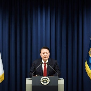 Auf diesem vom südkoreanischen Präsidialamt zur Verfügung gestellten Foto spricht der südkoreanische Präsident Yoon Suk Yeol während einer Pressekonferenz im Präsidialamt. Der Präsident Südkoreas hat das Kriegsrecht ausgerufen. In einer live ausgestrahlten Rede beschuldigte er die Opposition des Landes, mit Nordkorea zu sympathisieren.