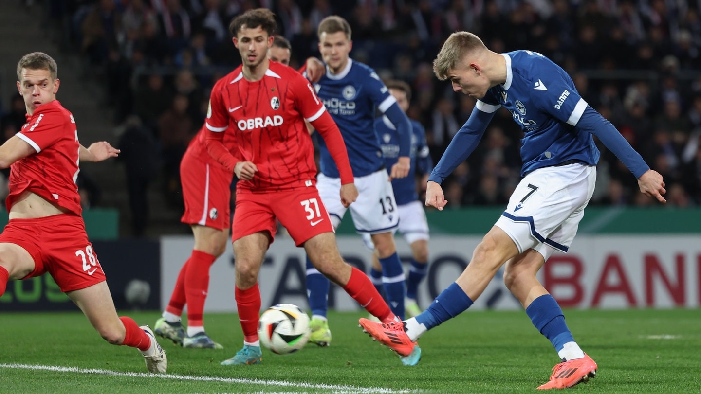 Gegen Arminia Bielefeld ist die Mannschaft des SC Freiburg aus dem DFB-Pokal ausgeschieden. Durch das 3:1 steht Bielefeld im Viertelfinale.