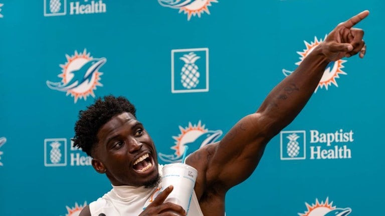 Tyreek Hill, Wide Receiver von den Miami Dolphins, bei einer Pressekonferenz nach dem Training.