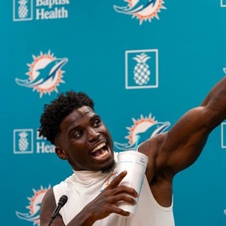 Tyreek Hill, Wide Receiver von den Miami Dolphins, bei einer Pressekonferenz nach dem Training.