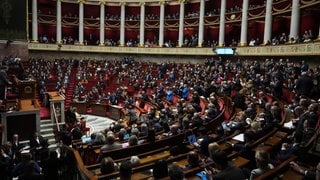 Abgeordnete versammeln sich in der Nationalversammlung.