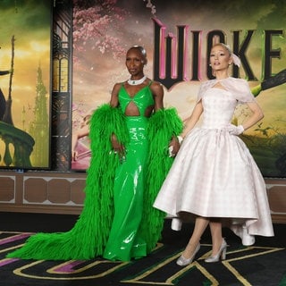 Cynthia Erivo, links, und Ariana Grande kommen zur Premiere von "Wicked" im Dorothy Chandler Pavilion in Los Angeles.