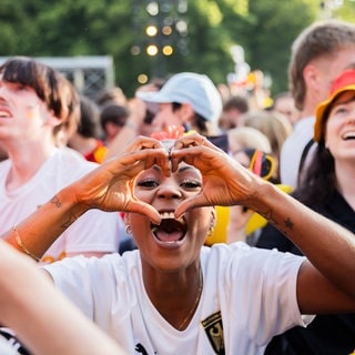 Ein Deutschland-Fan reagiert in der Fanzone am Brandenburger Tor auf den Ausgleich im Spiel Deutschland - Spanien.