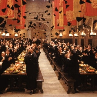 Schüler stehen in einer Szene des Kinofilms "Harry Potter und der Stein der Weisen" in der Großen Halle der Zauberschule Hogwarts (undatierte Filmszene). Dieser Halle der Zauberschule wird in den neuen Filmstudios von Warner Bros. im Norden Londons bei den zukünftigen Harry-Potter-Studiotouren neues Leben eingehaucht. 