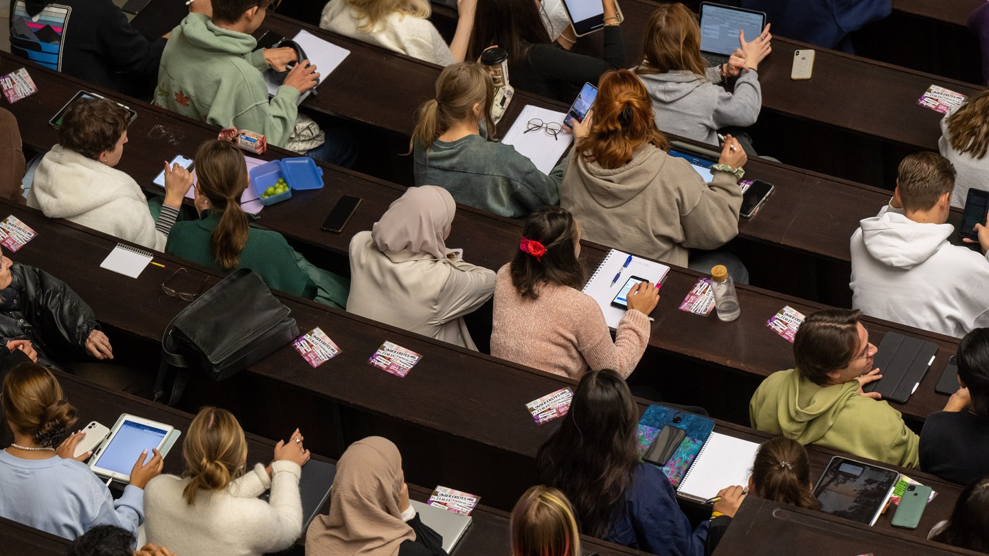 Studierende in einem Uni-Hörsaal. Beim Bafög könnte es ab Januar Änderungen geben.