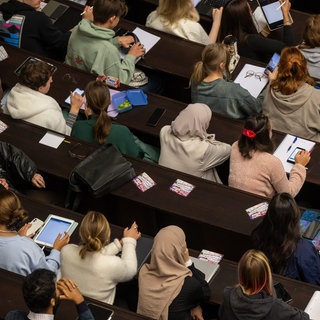 Studierende in einem Uni-Hörsaal. Beim Bafög könnte es ab Januar Änderungen geben.