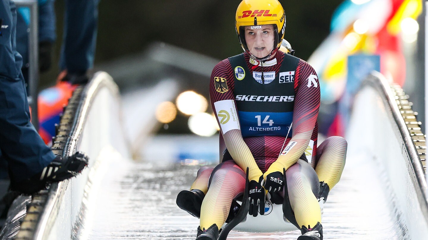 Die Rodlerinnen Dajana Eitberger und Saskia Schirmer aus Deutschland kommen nach einem enttäuschenden Lauf ins Ziel. Als die Rodlerinnen zum Weltcup nach Innsbruck-Iglis gekommen sind, gabs eine böse Überraschung: keine Umkleiden!