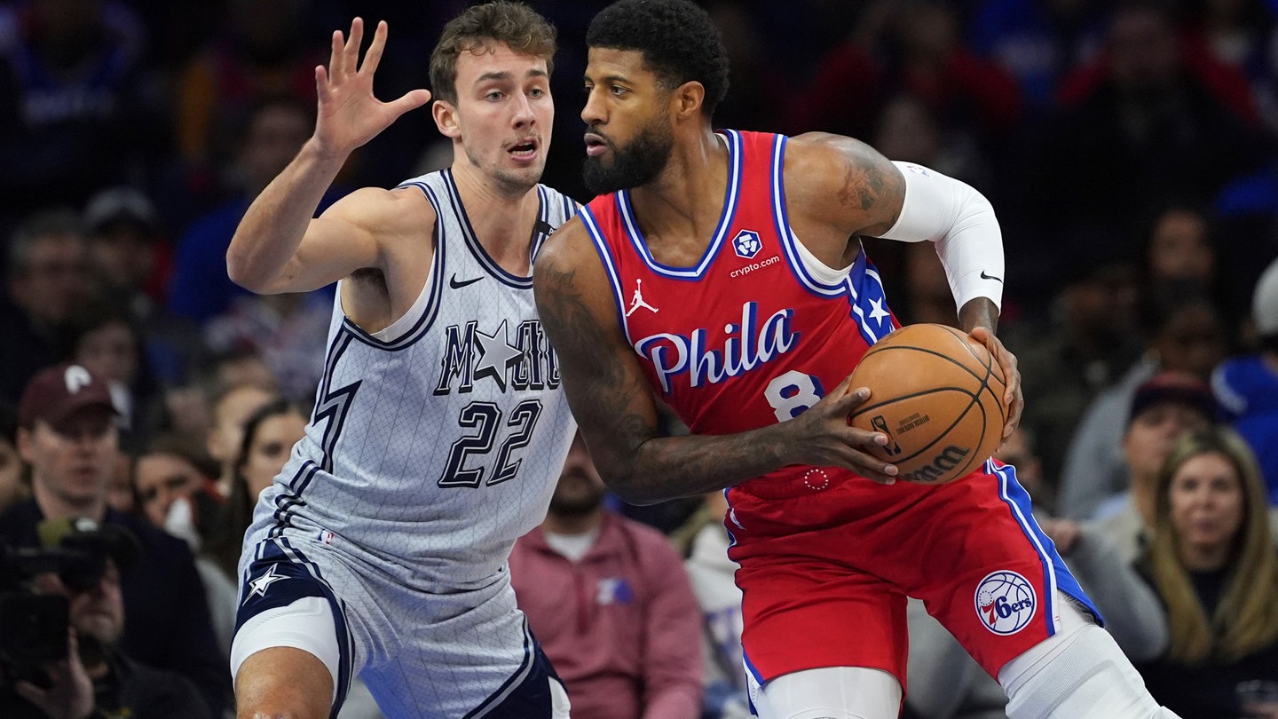 Paul George (rechts) von den Philadelphia 76ers versucht, an Franz Wagner von den Orlando Magic vorbeizukommen.