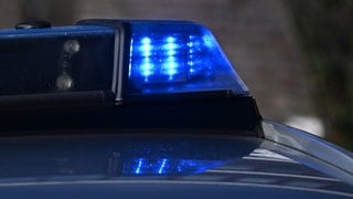 Ein Blaulicht auf einem Polizeifahrzeug. Der Spurwechsel eines Autofahrers ist in Heidelberg-Pfaffengrund so eskaliert, dass die Polizei wegen Road Rage kommen musste.