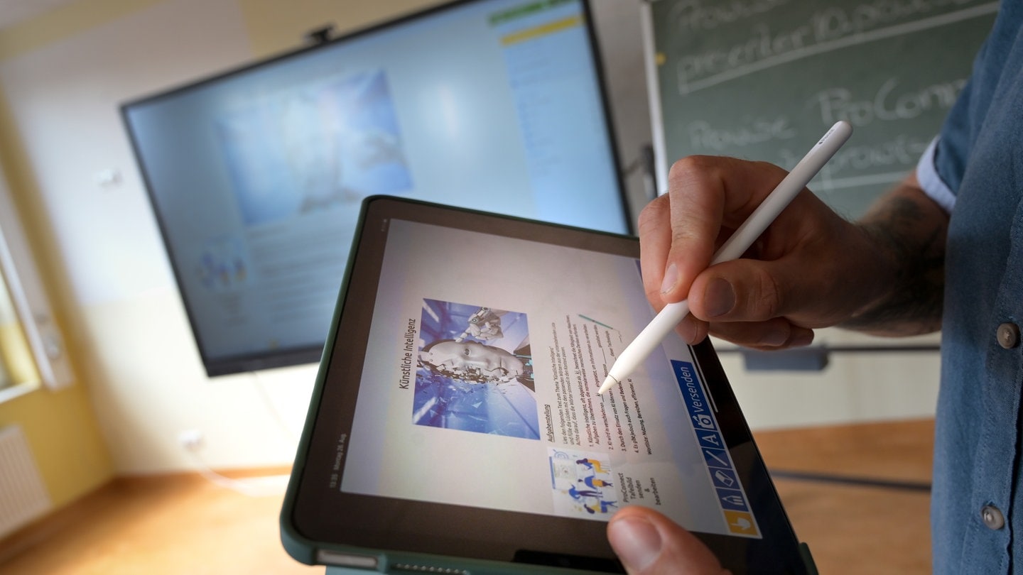 Ein Tablett mit einem Eingabestift bei einer Schulung für Lehrkräfte. Bund und Länder haben sich auf einen zweiten Digitalpakt für Schulen geeinigt.