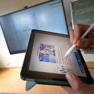 Ein Tablett mit einem Eingabestift bei einer Schulung für Lehrkräfte. Bund und Länder haben sich auf einen zweiten Digitalpakt für Schulen geeinigt.