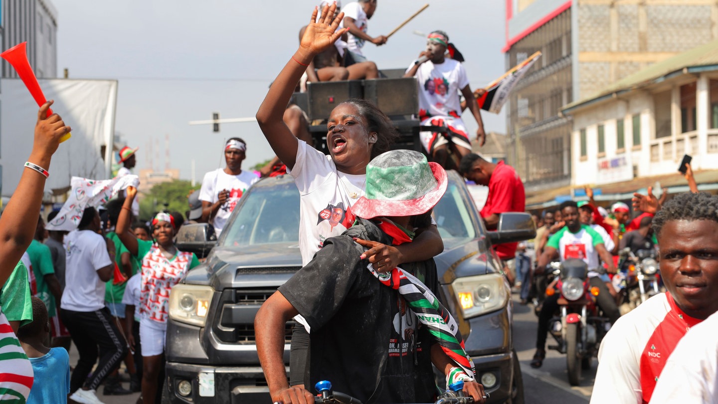 Anhänger des Oppositionskandidaten und ehemaligen Präsidenten John Dramani Mahama feiern ihren Sieg, nachdem Ghanas Vizepräsident und Kandidat der Regierungspartei, Mahamudu Bawumia, seine Niederlage in Accra eingestehen musste.