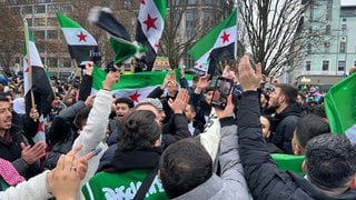 Nach dem Sturz von Assad in Syrien: In Berlin und ganz Deutschland feiern Syrer den Sturz des Machthabers.