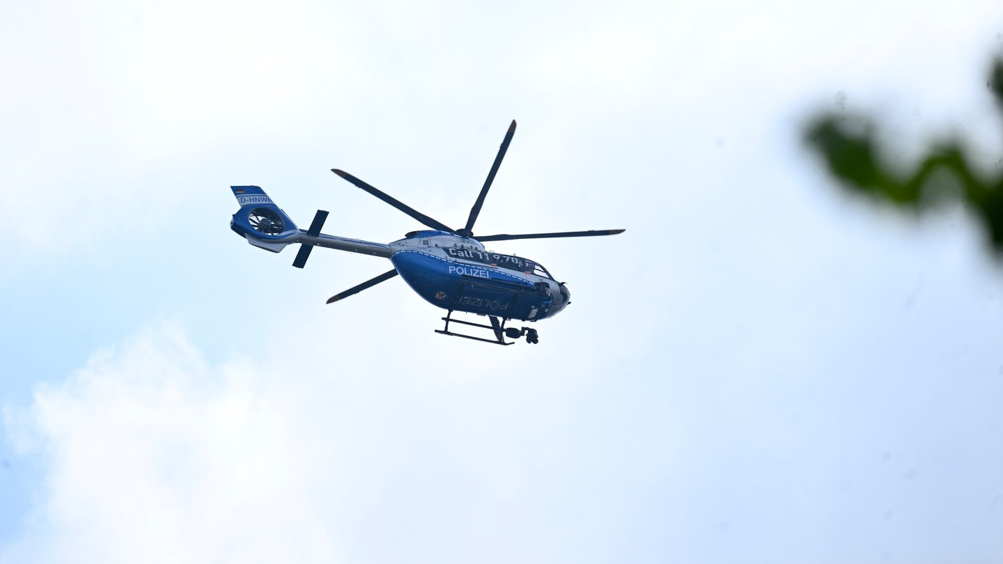 In Philippsburg hat am Dienstag ein Jugendlicher das Auto seiner Mutter geklaut und ist damit herumgefahren. Auch ein Polizeihubschrauber suchte nach ihm (Symbolbild).