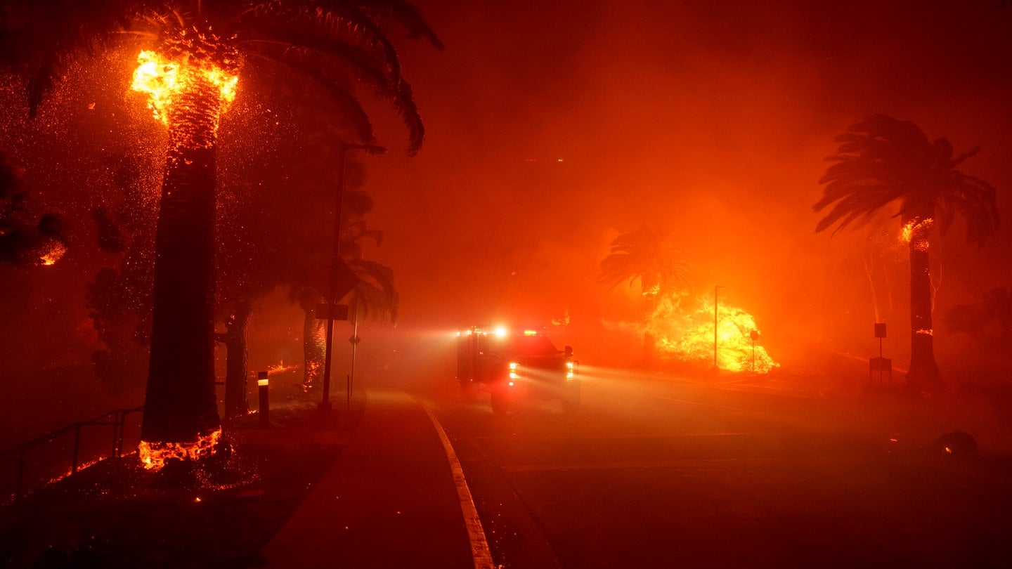 In der US-Küstenstadt Malibu wütet seit Montagabend ein Feuer.