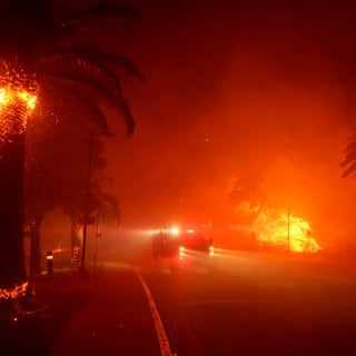 In der US-Küstenstadt Malibu wütet seit Montagabend ein Feuer.