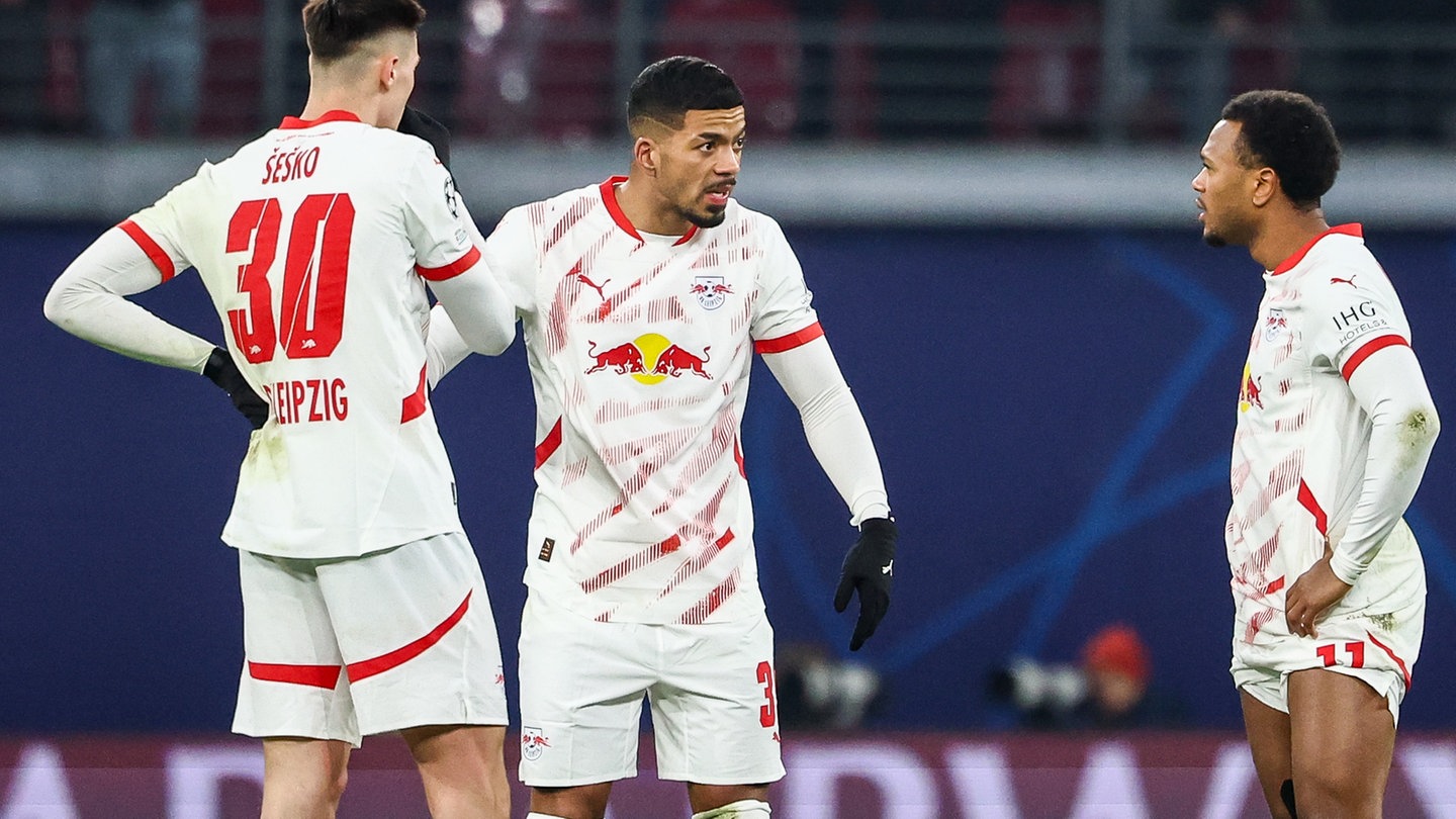 Fußball: Champions League, RB Leipzig - Aston Villa, Vorrunde, 6. Spieltag, Red Bull Arena. Leipzigs Spieler Benjamin Sesko (l-r), Benjamin Henrichs und Lois Openda besprechen sich nach einem Gegentor.