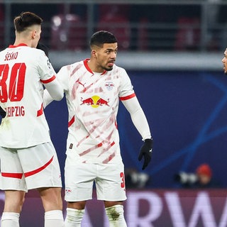 Fußball: Champions League, RB Leipzig - Aston Villa, Vorrunde, 6. Spieltag, Red Bull Arena. Leipzigs Spieler Benjamin Sesko (l-r), Benjamin Henrichs und Lois Openda besprechen sich nach einem Gegentor.