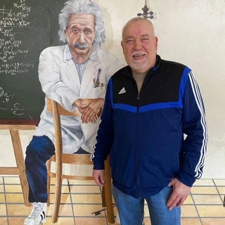 Hausmeister Waldemar wurde nach 31 Jahren am Albert-Einstein-Gymnasium in Frankenthal emotional in den Ruhestand verabschiedet.