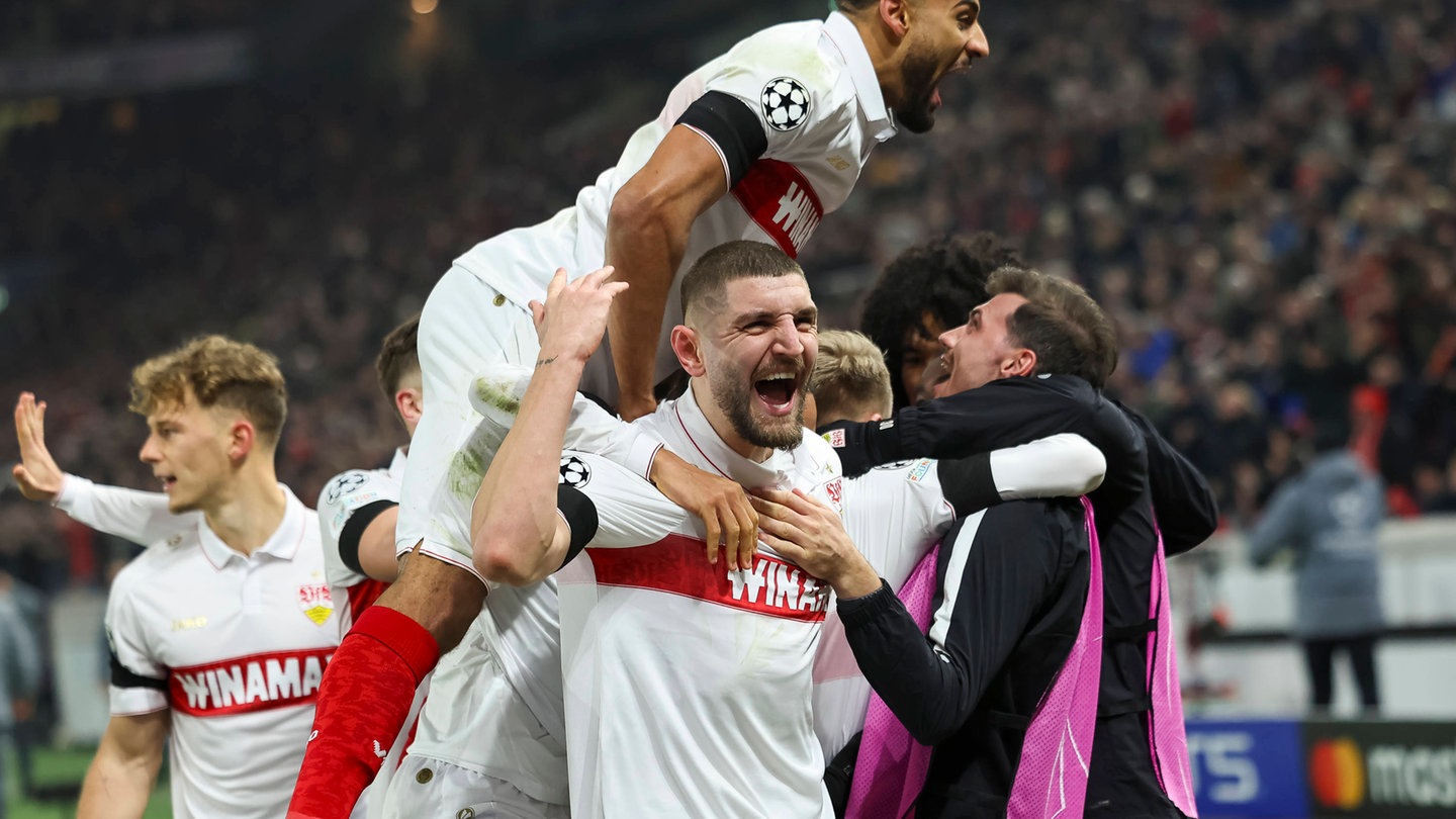 Die Spieler des VfB Stuttgart feiern ein Tor beim 5:1-Heimsieg in der Champions League gegen Young Boys Bern.