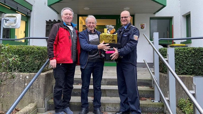 In Bruchertseifen (Landkreis Altenkirchen) sind Pakete ohne Etikett von einem Anhänger gefallen. Es stellte sich heraus, dass es sich um Weihnachtsgeschenke für hilfsbedürftige Kinder handelt. Die Polizei gab am Mittwoch die geretteten Geschenke zurück.