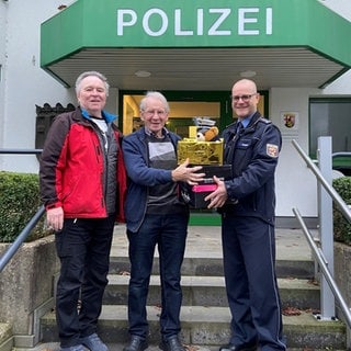 In Bruchertseifen (Landkreis Altenkirchen) sind Pakete ohne Etikett von einem Anhänger gefallen. Es stellte sich heraus, dass es sich um Weihnachtsgeschenke für hilfsbedürftige Kinder handelt. Die Polizei gab am Mittwoch die geretteten Geschenke zurück.