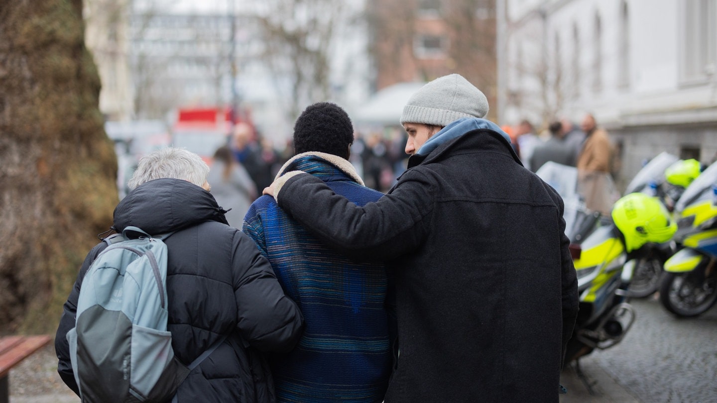 Sidy Drame, Bruder des getöteten Mouhamed Drame, verlässt in Begleitung das Gericht. Im Prozess um tödliche Schüsse auf einen 16-jährigen Flüchtling wurden alle Angeklagten freigesprochen.